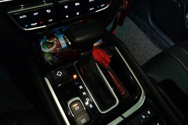 Used GAC Trumpchi GS8 2017 320T Two-Wheel Drive Luxury Smart Connectivity Version (7 Seats) Gear Lever