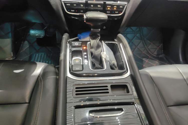 Used GAC Trumpchi GS8 2017 320T Two-Wheel Drive Luxury Edition (7 Seats) Gear Lever