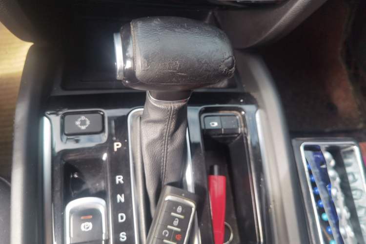 Used GAC Trumpchi GS8 2017 320T Two-Wheel Drive Luxury Smart Connectivity Version (7 Seats) Gear Lever