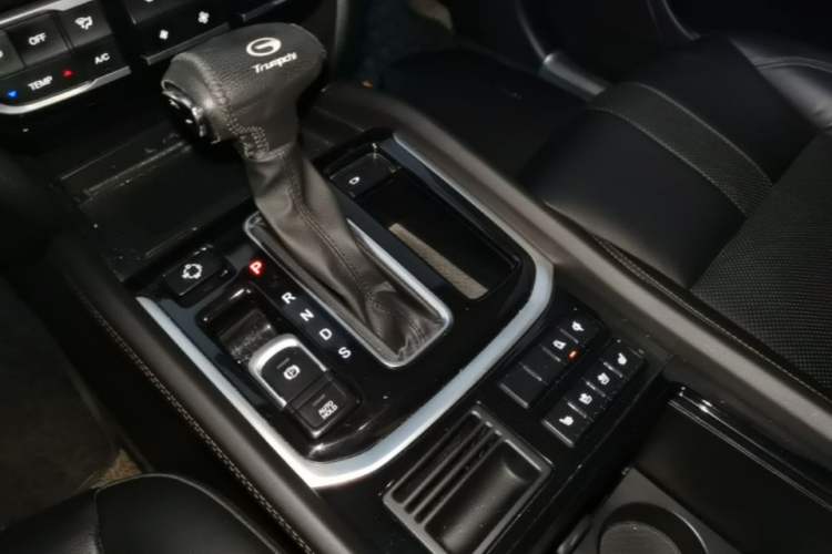 Used GAC Trumpchi GS8 2017 320T Two-Wheel Drive Luxury Smart Connectivity Version (7 Seats) Gear Lever