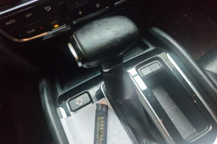 Used GAC Trumpchi GS8 2017 320T Two-Wheel Drive Luxury Smart Connectivity Version (7 Seats) Gear Lever