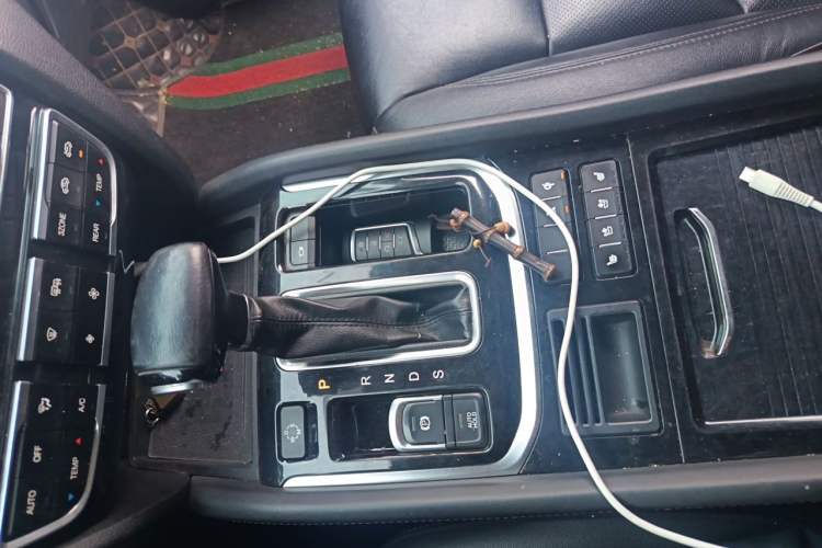 Used GAC Trumpchi GS8 2017 320T Two-Wheel Drive Luxury Smart Connectivity Version (7 Seats) Gear Lever