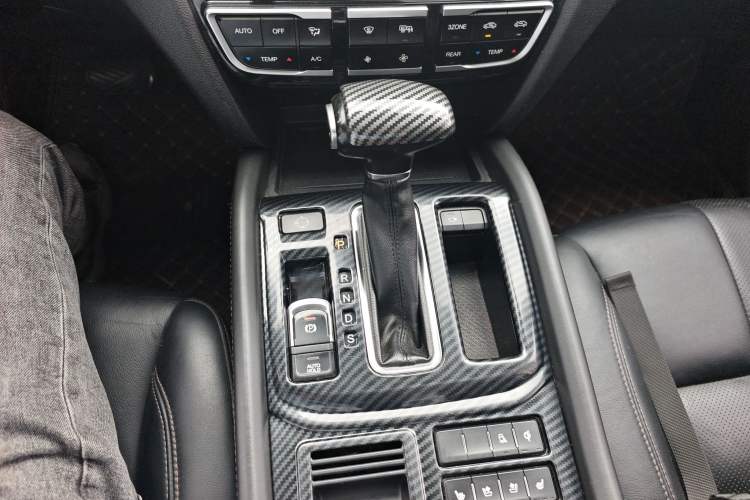 Used GAC Trumpchi GS8 2017 320T Two-Wheel Drive Luxury Smart Connectivity Version (7 Seats) Gear Lever