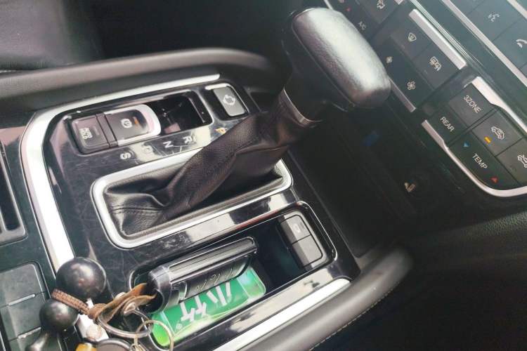 Used GAC Trumpchi GS8 2017 320T Two-Wheel Drive Luxury Smart Connectivity Version (7 Seats) Gear Lever