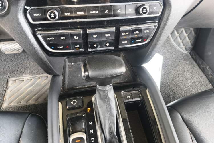 Used GAC Trumpchi GS8 2017 320T Two-Wheel Drive Luxury Smart Connectivity Version (7 Seats) Gear Lever