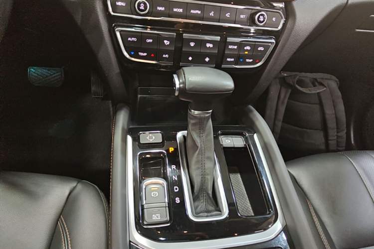 Used GAC Trumpchi GS8 2017 320T Two-Wheel Drive Luxury Smart Connectivity Version (7 Seats) Gear Lever