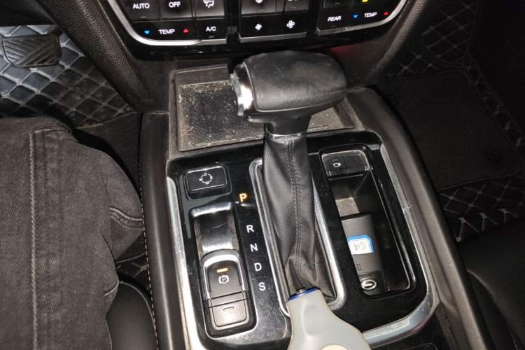 Used GAC Trumpchi GS8 2017 320T Two-Wheel Drive Luxury Smart Connectivity Version (7 Seats) Gear Lever
