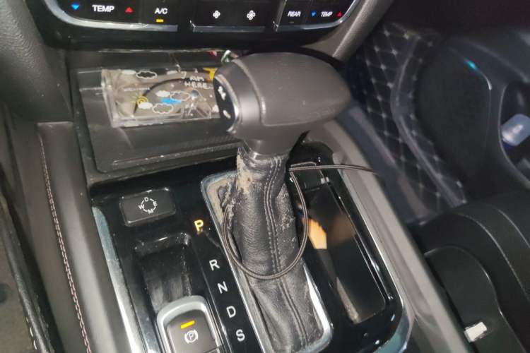 Used GAC Trumpchi GS8 2017 320T Two-Wheel Drive Luxury Smart Connectivity Version (7 Seats) Gear Lever