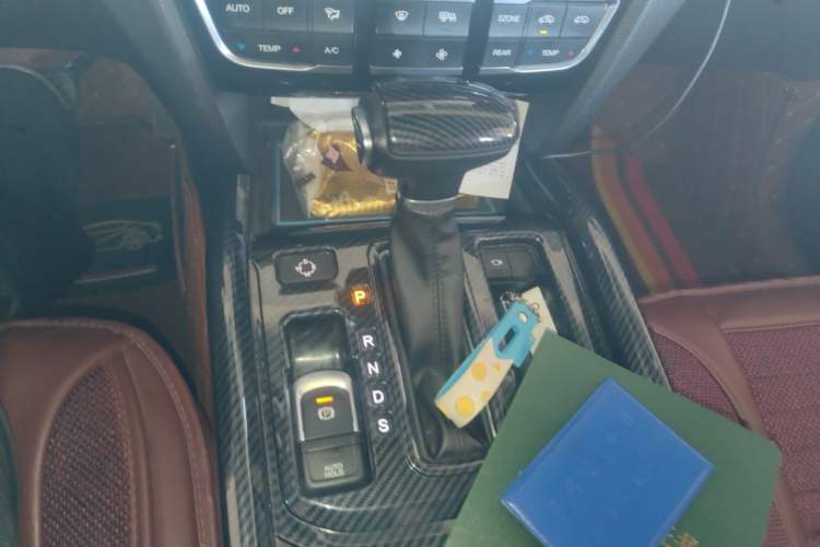 Used GAC Trumpchi GS8 2017 320T Two-Wheel Drive Luxury Smart Connectivity Version (7 Seats) Gear Lever