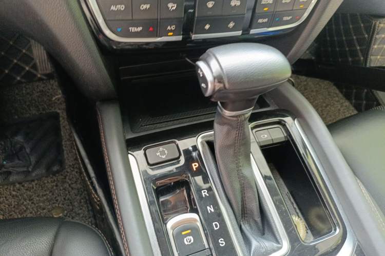 Used GAC Trumpchi GS8 2017 320T Two-Wheel Drive Luxury Smart Connectivity Version (7 Seats) Gear Lever