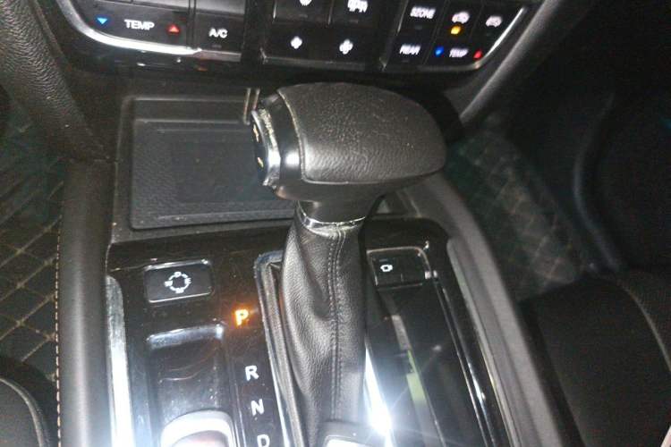 Used GAC Trumpchi GS8 2017 320T Two-Wheel Drive Luxury Smart Connectivity Version (7 Seats) Gear Lever
