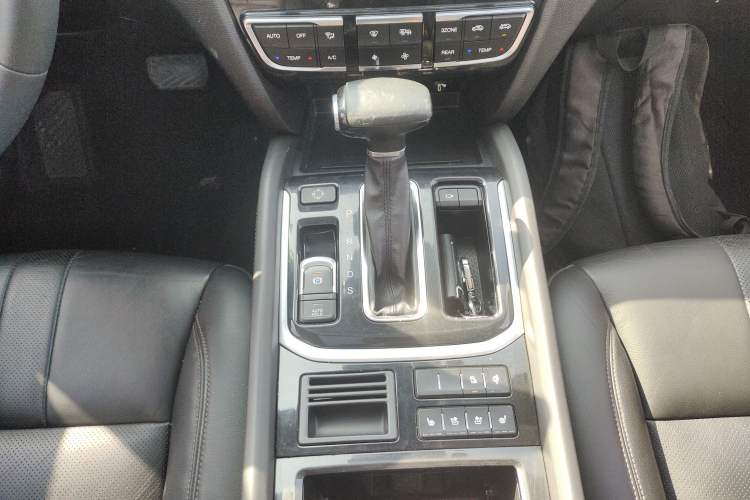 Used GAC Trumpchi GS8 2017 320T Two-Wheel Drive Luxury Smart Connectivity Version (7 Seats) Gear Lever