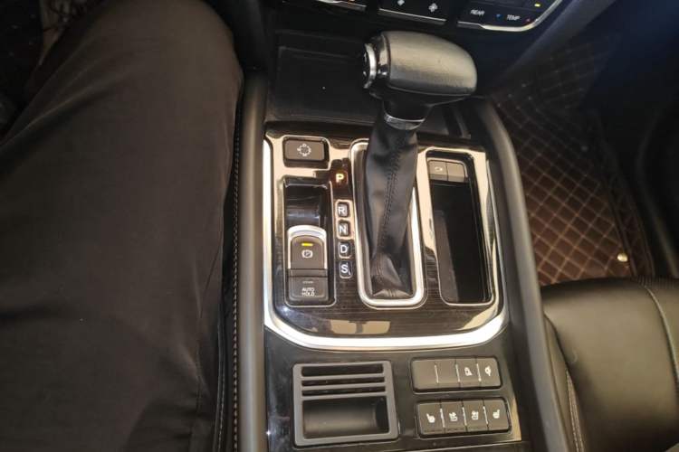 Used GAC Trumpchi GS8 2017 320T Two-Wheel Drive Luxury Smart Connectivity Version (7 Seats) Gear Lever