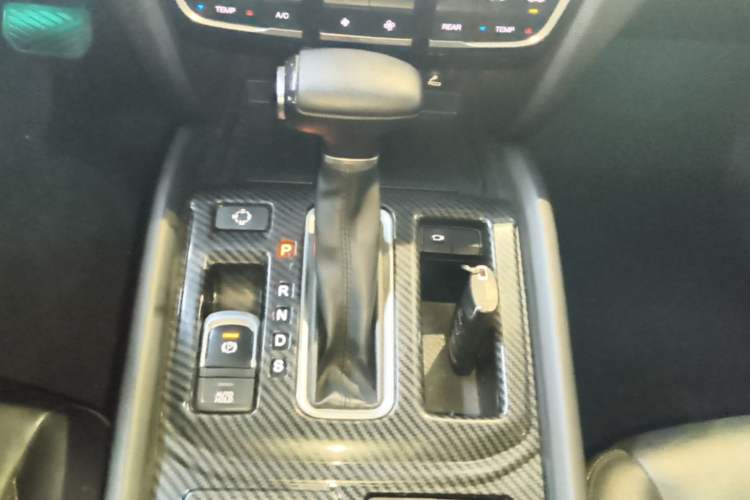Used GAC Trumpchi GS8 2017 320T Two-Wheel Drive Luxury Smart Connectivity Version (7 Seats) Gear Lever