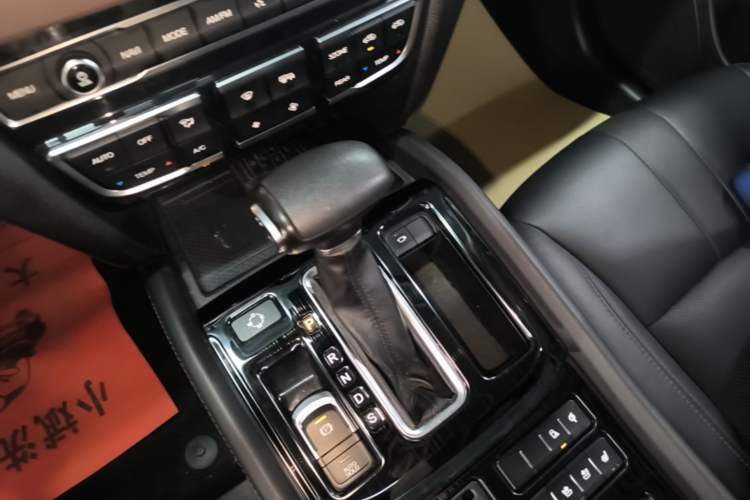 Used GAC Trumpchi GS8 2017 320T Two-Wheel Drive Luxury Smart Connectivity Version (7 Seats) Gear Lever