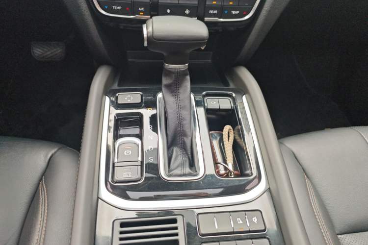 Used GAC Trumpchi GS8 2017 320T Two-Wheel Drive Luxury Smart Connectivity Version (7 Seats) Gear Lever