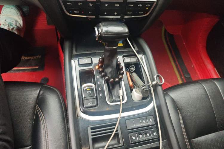 Used GAC Trumpchi GS8 2017 320T Two-Wheel Drive Luxury Smart Connectivity Version (7 Seats) Gear Lever