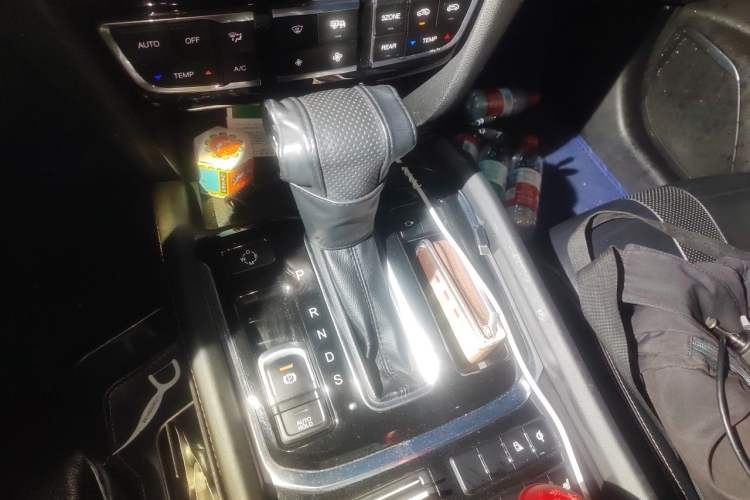 Used GAC Trumpchi GS8 2017 320T Two-Wheel Drive Prestige Version (7 Seats) Gear Lever