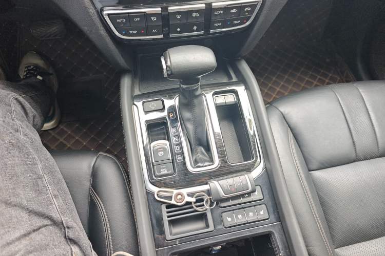 Used GAC Trumpchi GS8 2017 320T Two-Wheel Drive Luxury Smart Connectivity Version (7 Seats) Gear Lever
