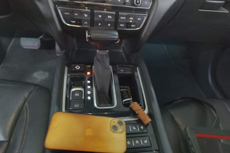 Used GAC Trumpchi GS8 2017 320T Two-Wheel Drive Luxury Smart Connectivity Version (7 Seats) Gear Lever