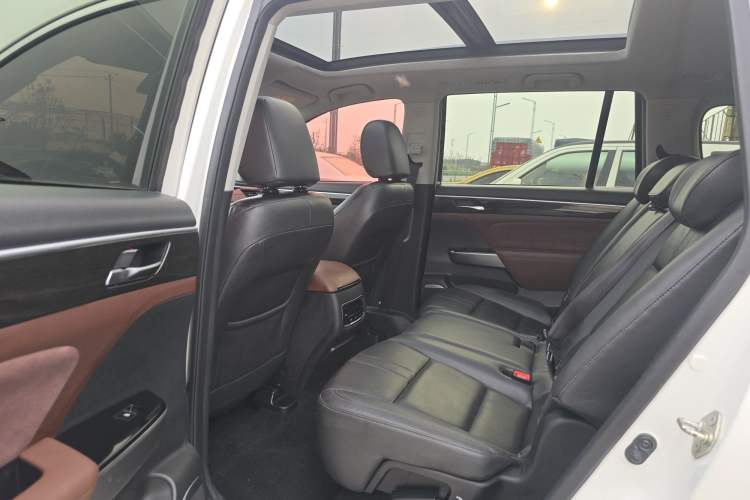 Used GAC Trumpchi GS8 2017 320T Two-Wheel Drive Luxury Smart Connectivity Version (7 Seats) Interior 2