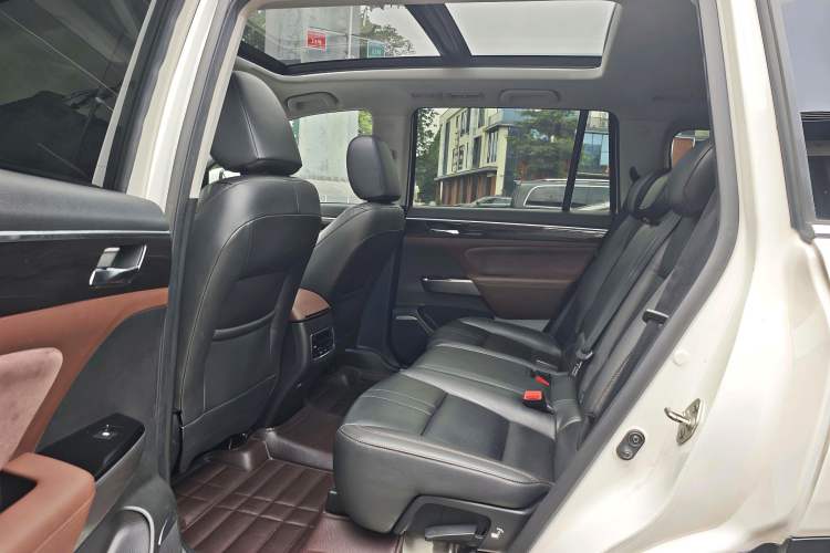 Used GAC Trumpchi GS8 2017 320T Two-Wheel Drive Luxury Smart Connectivity Version (7 Seats) Interior 3