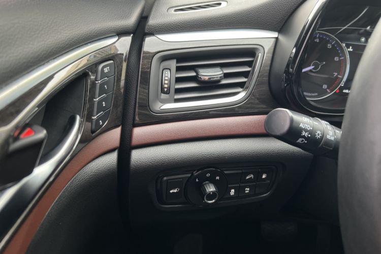 Used GAC Trumpchi GS8 2017 320T Two-Wheel Drive Luxury Smart Connectivity Version (7 Seats) Interior 3
