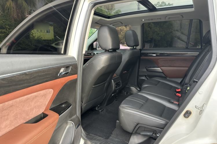 Used GAC Trumpchi GS8 2017 320T Two-Wheel Drive Luxury Smart Connectivity Version (7 Seats) Interior 4