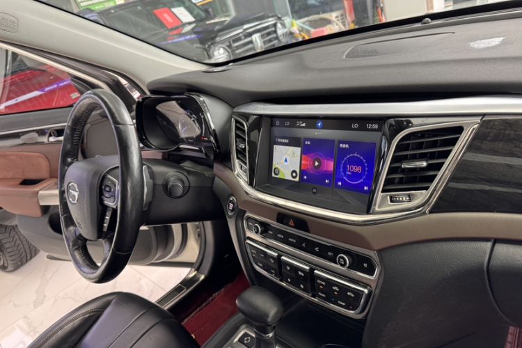 Used GAC Trumpchi GS8 2017 320T Two-Wheel Drive Luxury Smart Connectivity Version (7 Seats) Interior 4