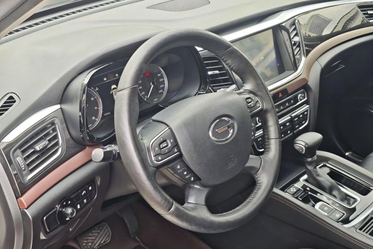 Used GAC Trumpchi GS8 2017 320T Two-Wheel Drive Luxury Smart Connectivity Version (7 Seats) Interior 5