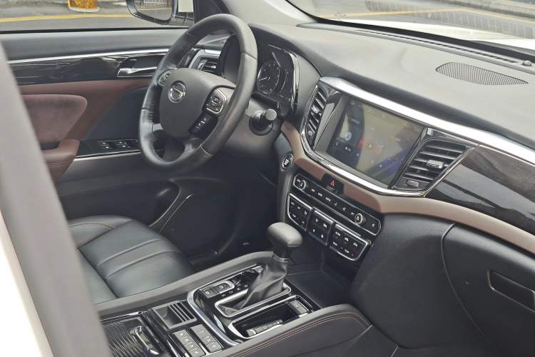 Used GAC Trumpchi GS8 2017 320T Two-Wheel Drive Luxury Smart Connectivity Version (7 Seats) Interior 6