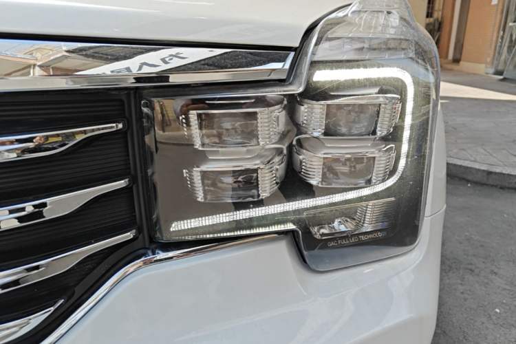 Used GAC Trumpchi GS8 2017 320T Two-Wheel Drive Luxury Smart Connectivity Version (7 Seats) Left Front Headlight