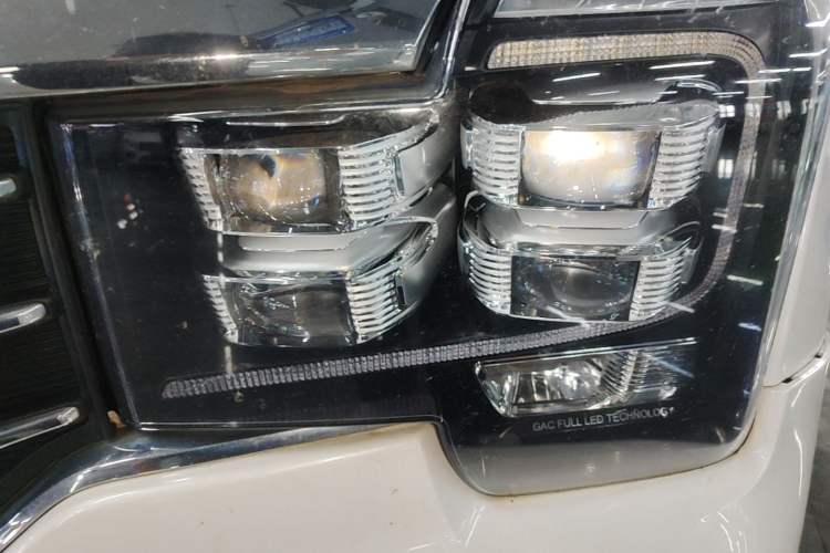 Used GAC Trumpchi GS8 2017 320T Two-Wheel Drive Luxury Smart Connectivity Version (7 Seats) Left Front Headlight
