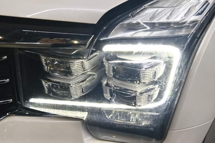 Used GAC Trumpchi GS8 2017 320T Two-Wheel Drive Luxury Smart Connectivity Version (7 Seats) Left Front Headlight