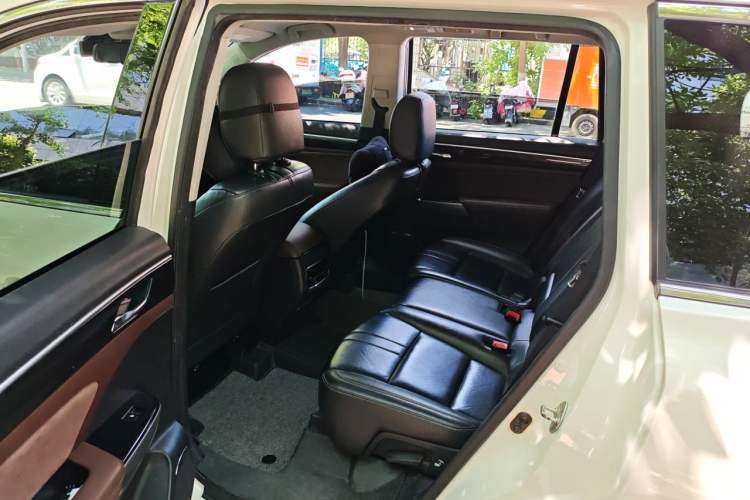 Used GAC Trumpchi GS8 2017 320T Two-Wheel Drive Luxury Smart Connectivity Version (7 Seats) Left Rear Seat