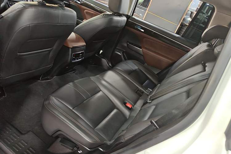 Used GAC Trumpchi GS8 2017 320T Two-Wheel Drive Luxury Smart Connectivity Version (7 Seats) Left Rear Seat