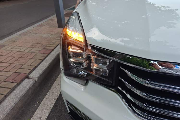 Used GAC Trumpchi GS8 2017 320T Two-Wheel Drive Luxury Smart Connectivity Version (7 Seats) Right Front Headlight