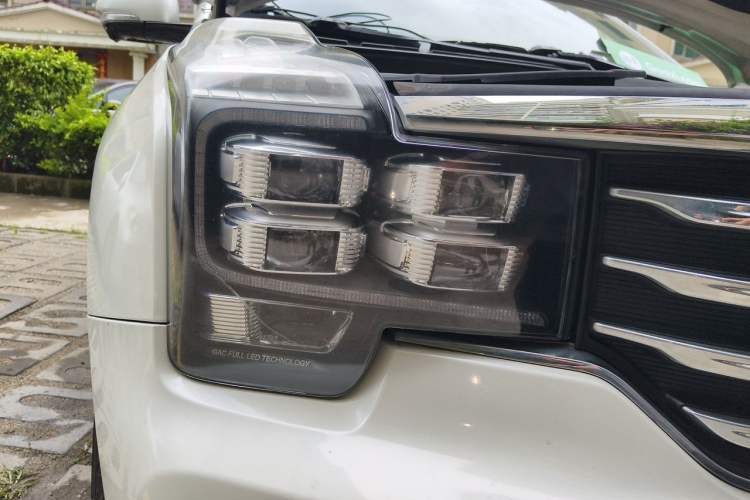 Used GAC Trumpchi GS8 2017 320T Two-Wheel Drive Luxury Smart Connectivity Version (7 Seats) Right Front Headlight