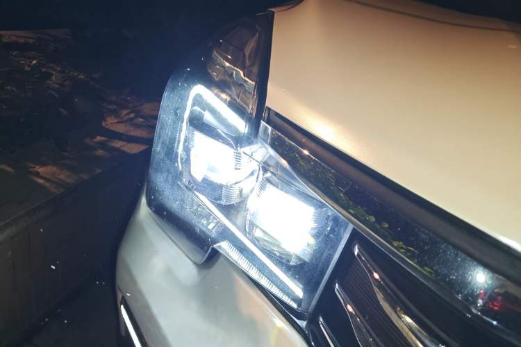 Used GAC Trumpchi GS8 2017 320T Four-Wheel Drive Luxury Smart Connectivity Version (7 Seats) Right Front Headlight
