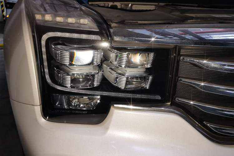 Used GAC Trumpchi GS8 2017 320T Four-Wheel Drive Luxury Smart Connectivity Version (7 Seats) Right Front Headlight