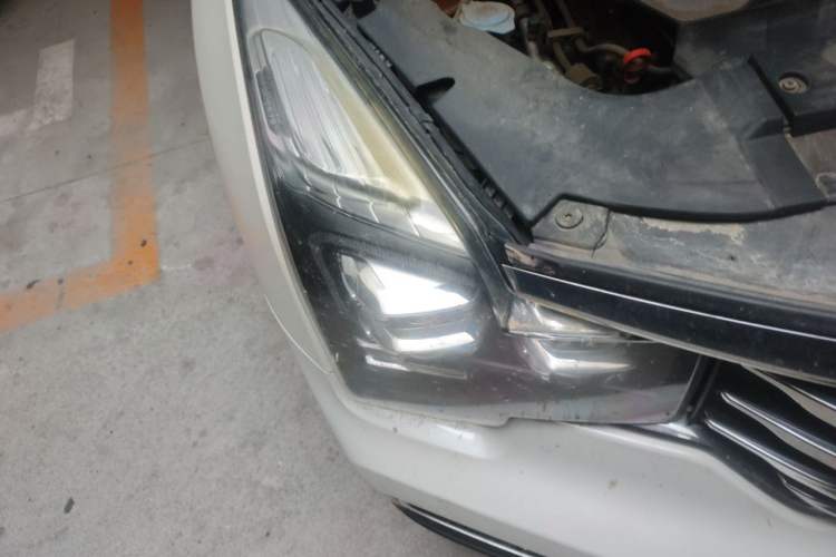 Used GAC Trumpchi GS8 2017 320T Two-Wheel Drive Luxury Smart Connectivity Version (7 Seats) Right Front Headlight