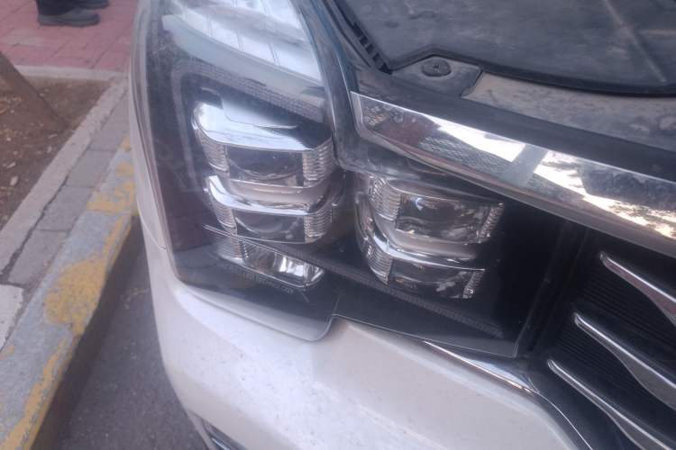 Used GAC Trumpchi GS8 2017 320T Four-Wheel Drive Luxury Smart Connectivity Version (7 Seats) Right Front Headlight