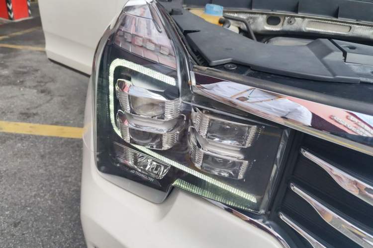 Used GAC Trumpchi GS8 2017 320T Two-Wheel Drive Luxury Smart Connectivity Version (7 Seats) Right Front Headlight