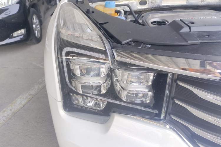 Used GAC Trumpchi GS8 2017 320T Four-Wheel Drive Luxury Smart Connectivity Version (7 Seats) Right Front Headlight
