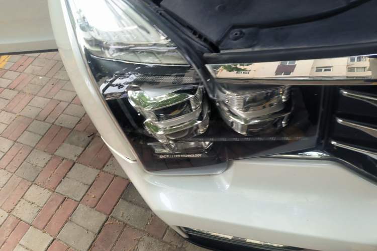 Used GAC Trumpchi GS8 2017 320T Two-Wheel Drive Luxury Smart Connectivity Version (7 Seats) Right Front Headlight
