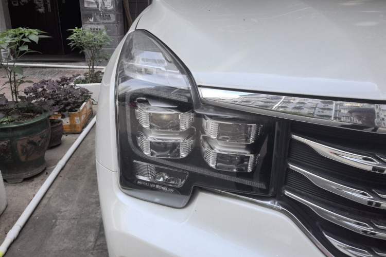 Used GAC Trumpchi GS8 2017 320T Four-Wheel Drive Luxury Smart Connectivity Version (7 Seats) Right Front Headlight