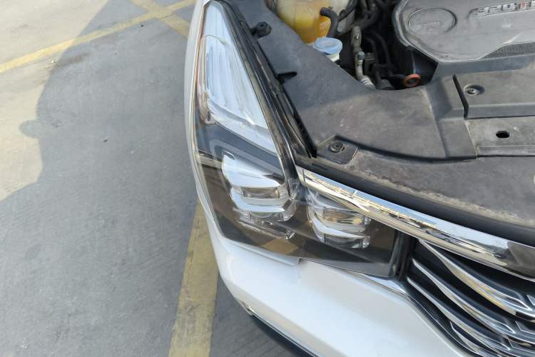 Used GAC Trumpchi GS8 2017 320T Four-Wheel Drive Luxury Smart Connectivity Version (7 Seats) Right Front Headlight