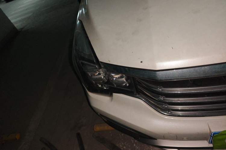 Used GAC Trumpchi GS8 2017 320T Two-Wheel Drive Prestige Version (7 Seats) Right Front Headlight