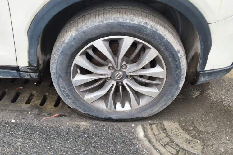 Used GAC Trumpchi GS8 2017 320T Two-Wheel Drive Luxury Smart Connectivity Version (7 Seats) Right Front Wheel Hub