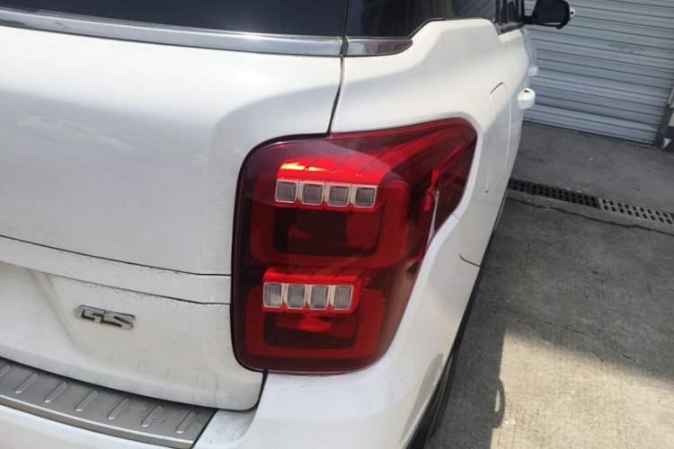 Used GAC Trumpchi GS8 2017 320T Two-Wheel Drive Luxury Smart Connectivity Version (7 Seats) Right Rear Taillight